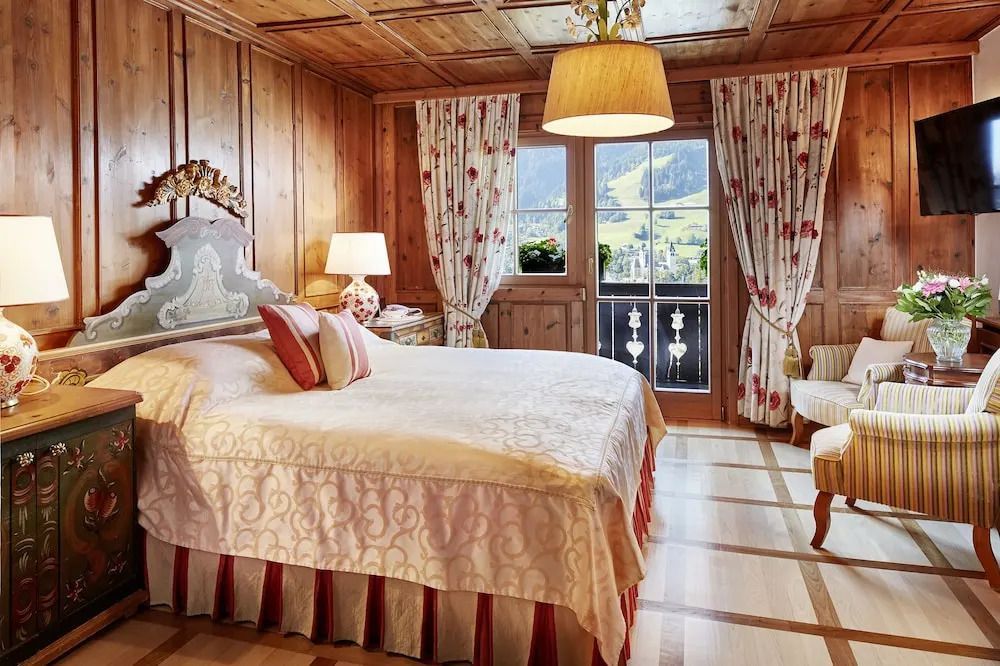 Luxuriöses Doppelzimmer mit Holzvertäfelung und Bergblick von Balkon