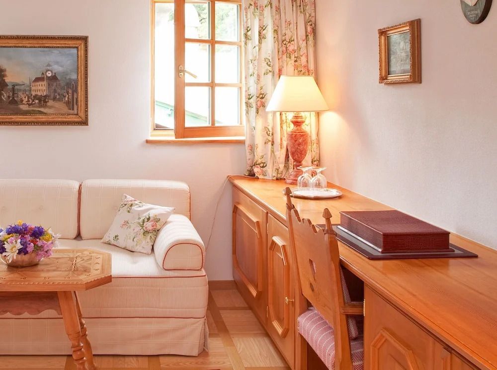 Gemütlicher Sitzbereich mit Sofa, Schreibtisch und Lampe im klassischen Stil