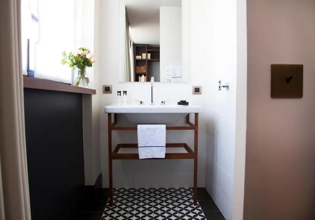 Modernes Badezimmer mit schlichtem Waschbecken und dekorativen Fliesen