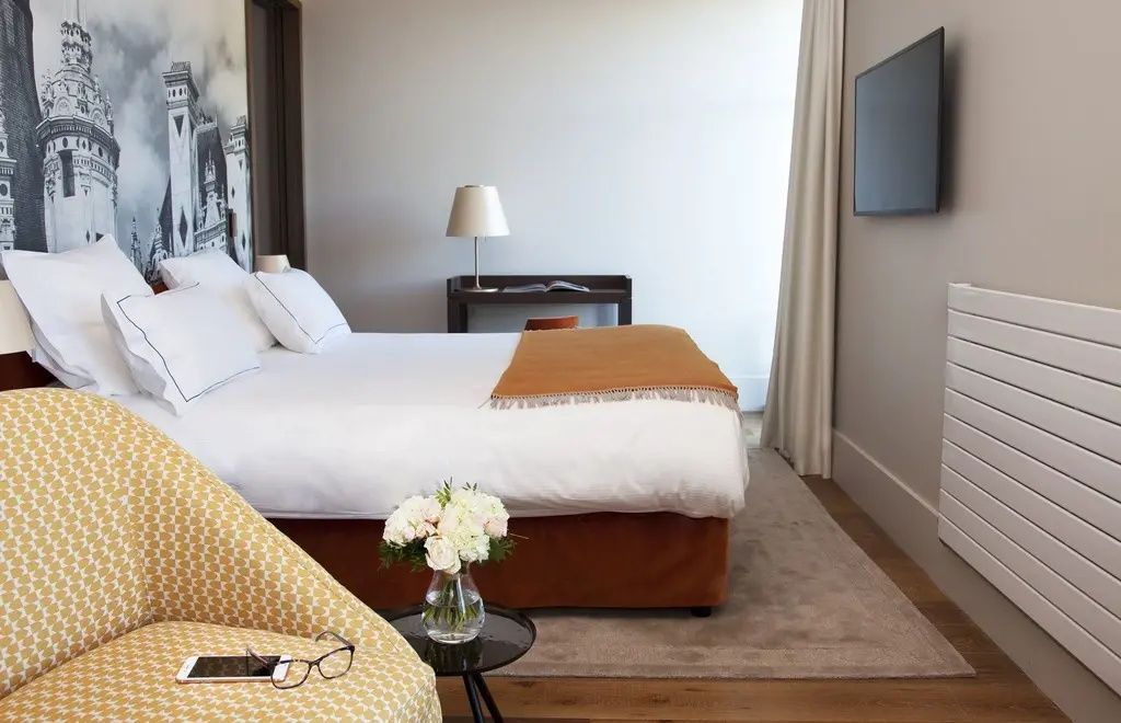 Elegantes Deluxe Doppelzimmer mit modernem Dekor und gemütlicher Atmosphäre