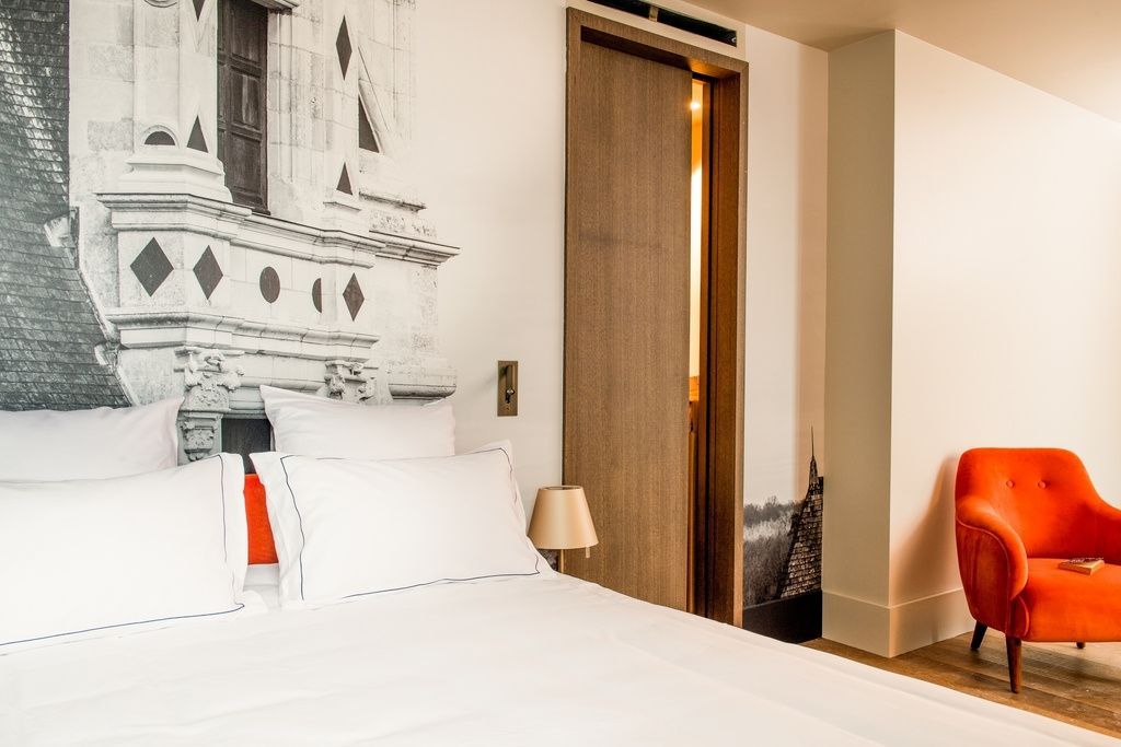 Deluxe Doppelzimmer mit elegantem Wandbild und stilvoller Beleuchtung