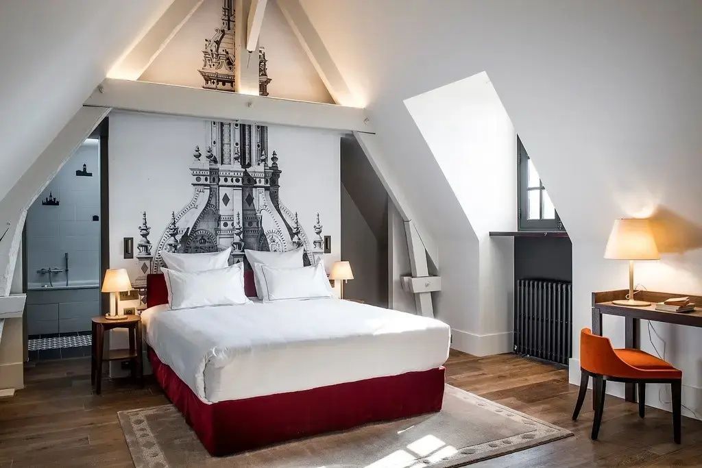 Moderne Suite mit Doppelbett und kunstvoller Wandverzierung