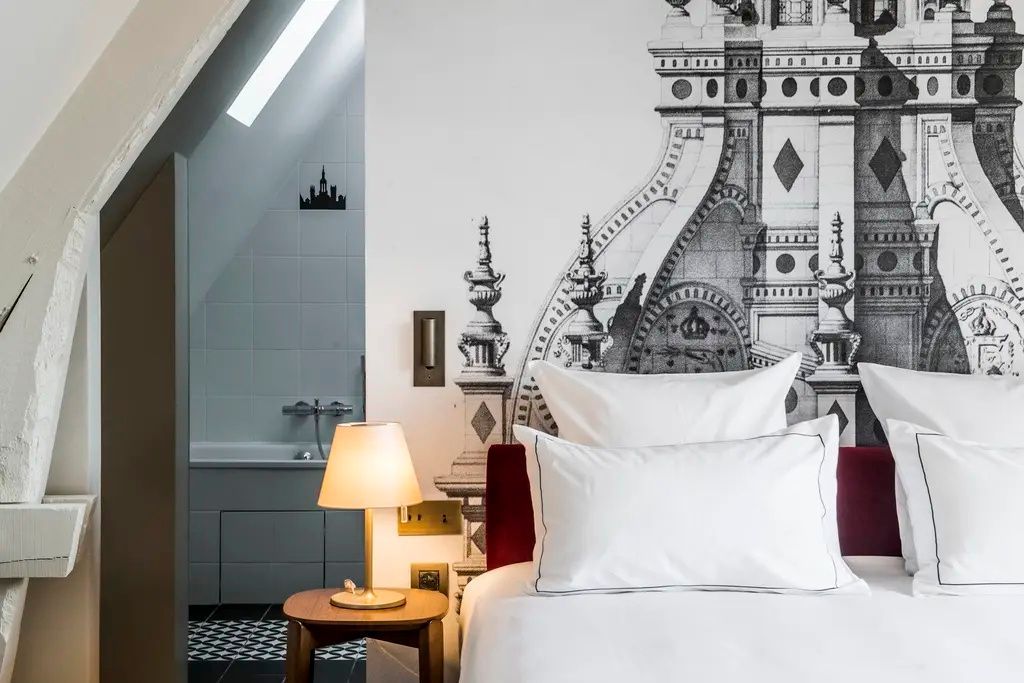 Detail einer Suite mit bequemen Kissen und stilvoller Wanddekoration