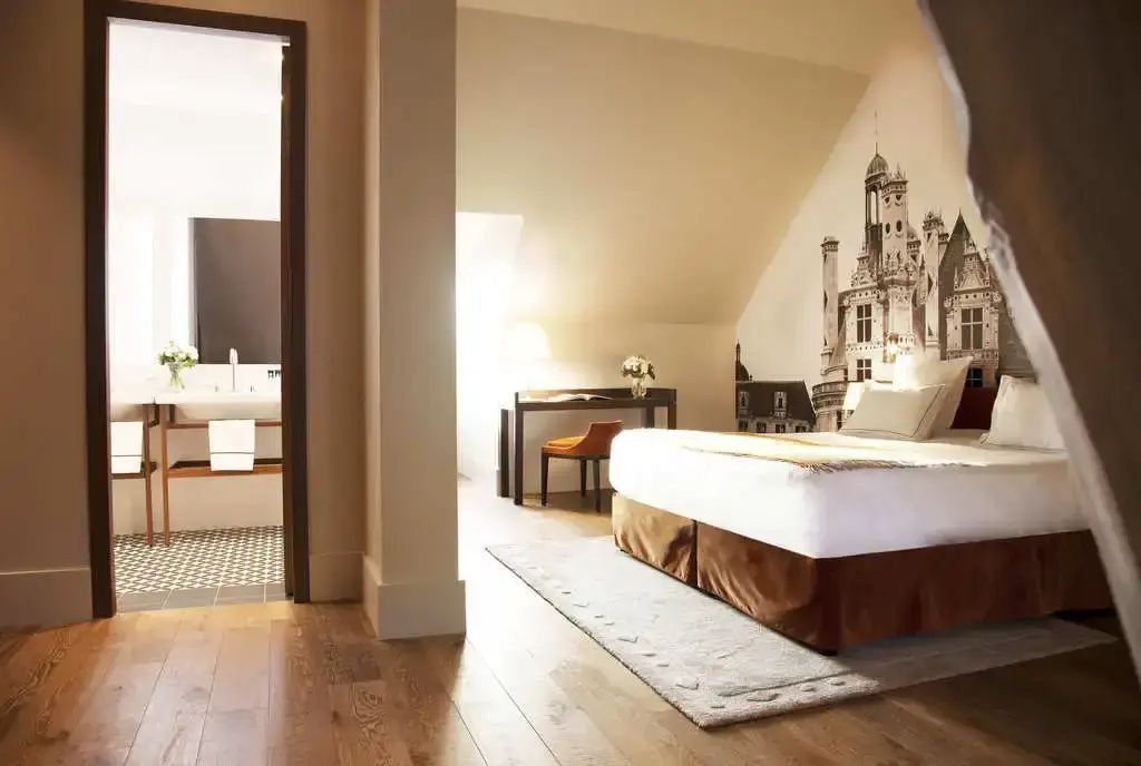 Helle Junior-Suite mit Doppelbett und integriertem Bad