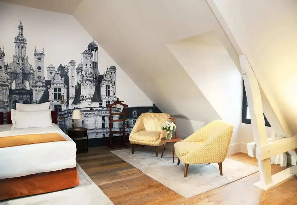Großzügiges Zimmer mit Sitzbereich und stilistischer Wandkunst