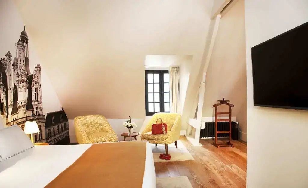 Helle Suite mit Sitzbereich und natürlichem Licht