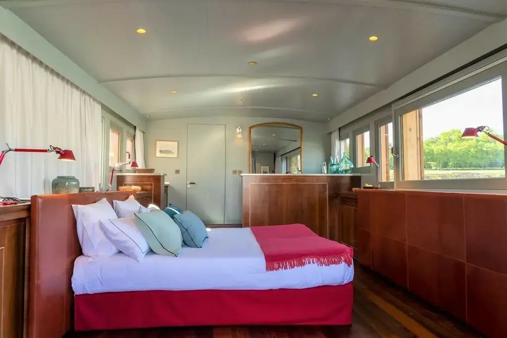 Geräumiges Schlafzimmer mit modernem Dekor, Fenster mit Tageslicht, gemütlicher Atmosphäre
