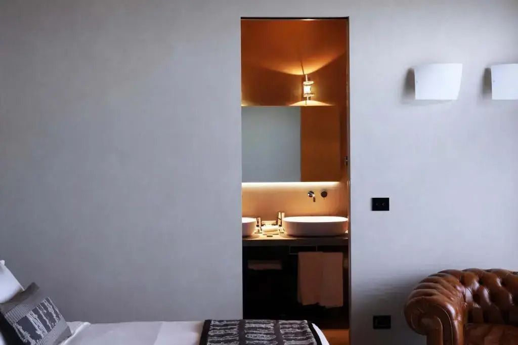 Modernes Badezimmer mit Doppelwaschbecken in einer Luxussuite