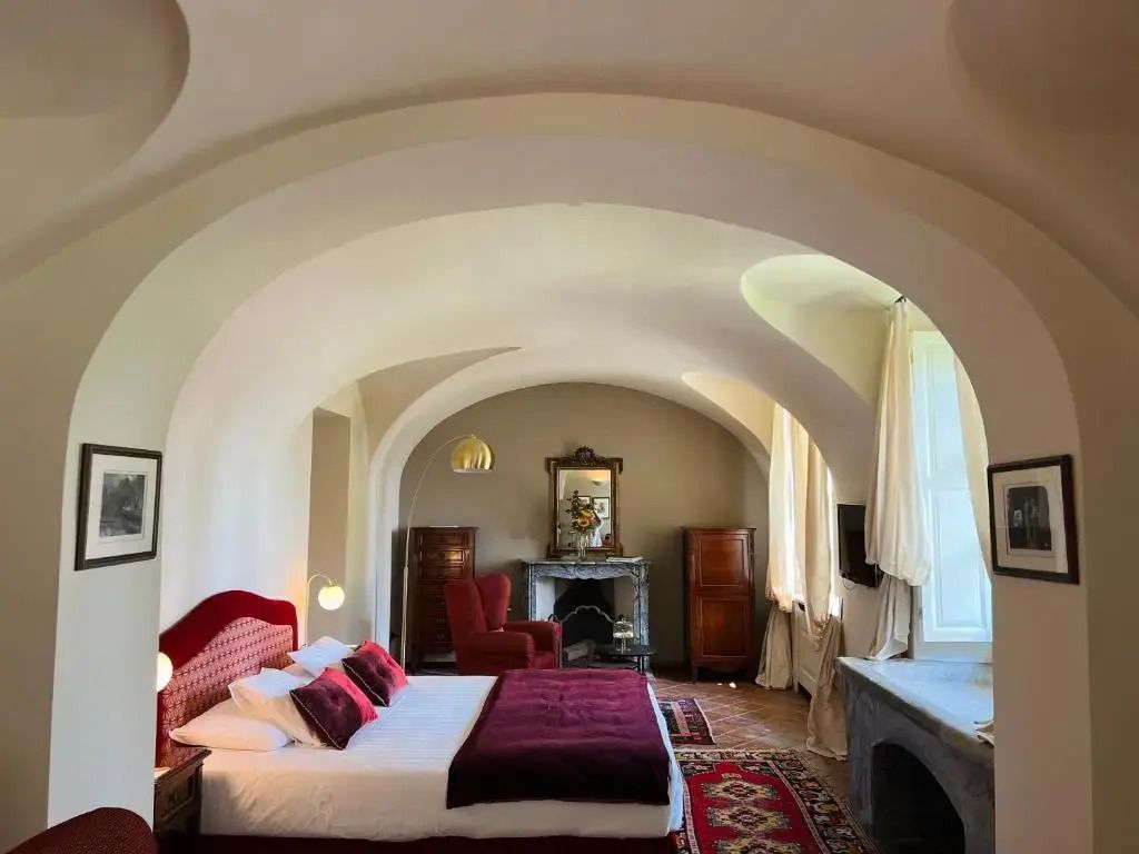 Elegantes Superior Doppelzimmer mit Doppelbett und gewölbtem Deckenbogen