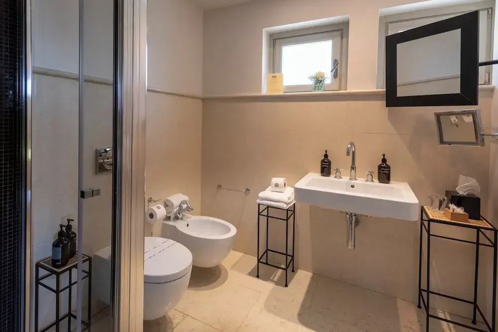 Modernes Badezimmer mit Dusche, Bidet und eleganter Beleuchtung