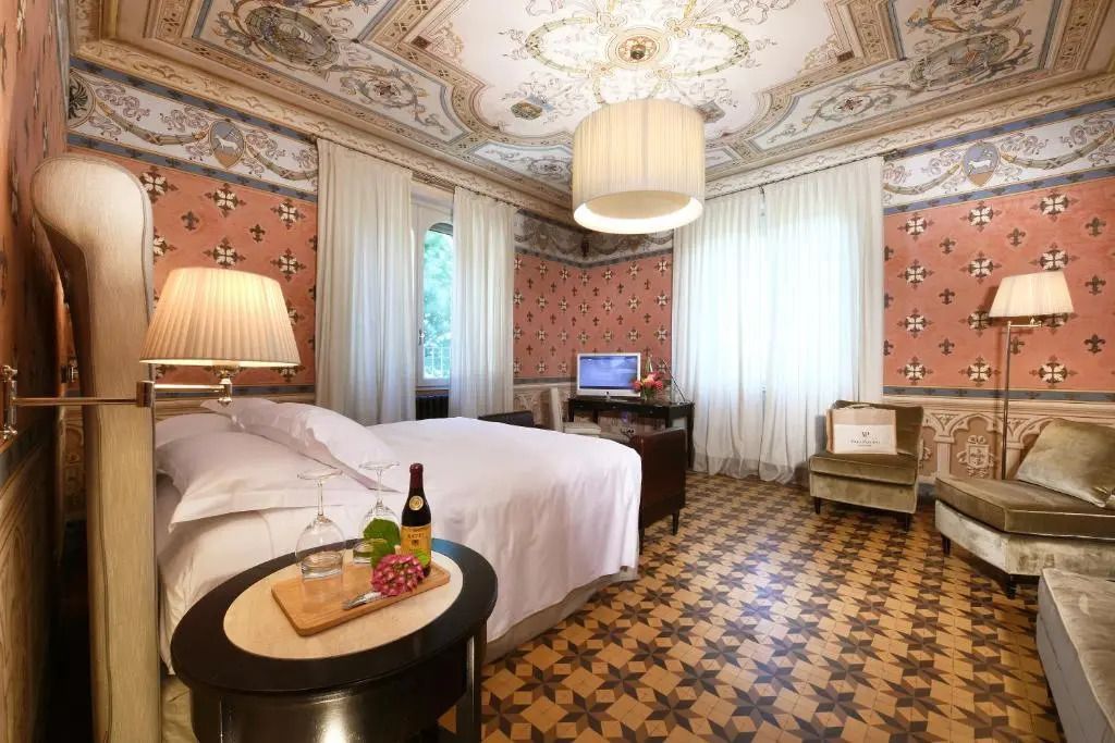 Luxuriöses Deluxe Zimmer mit dekorativen Tapeten und gemütlichem Interieur