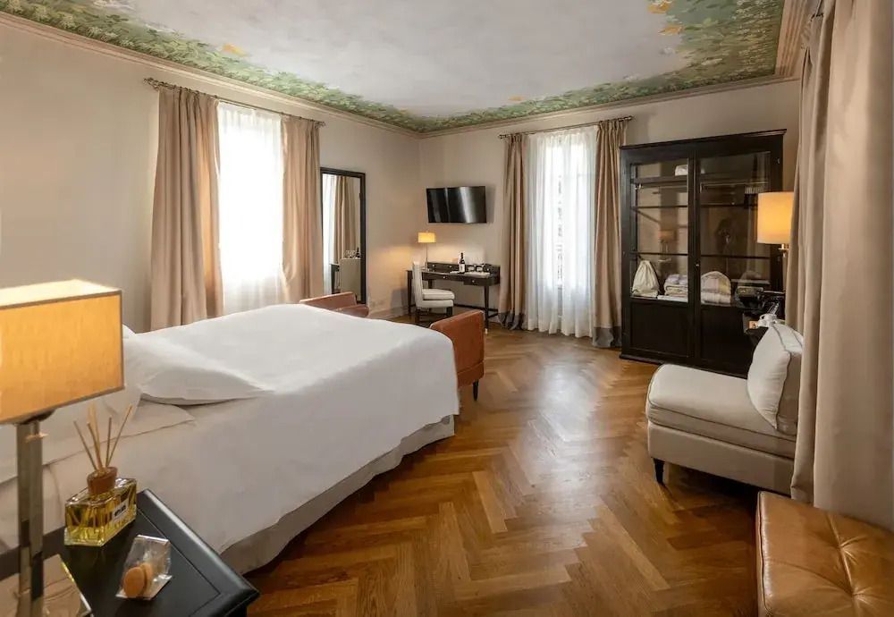 Ruhiges Deluxe Zimmer mit heller Dekoration und stilvollen Holzböden