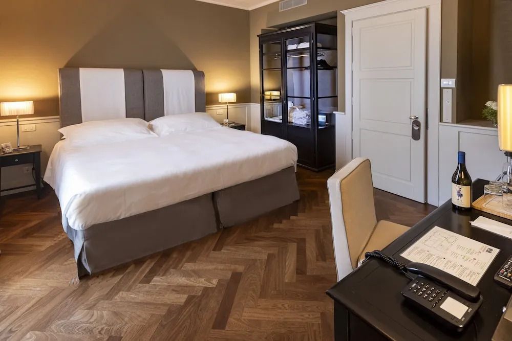 Doppelzimmer mit großem Kleiderschrank und elegantem Boden
