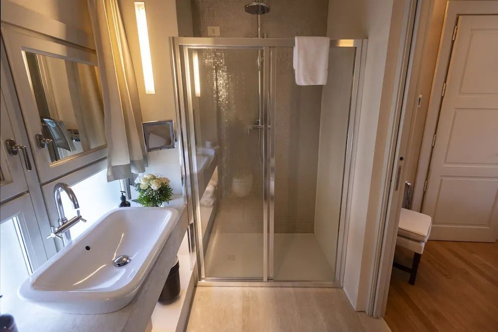 Moderne Dusche und Waschtisch im klassisch eingerichteten Badezimmer