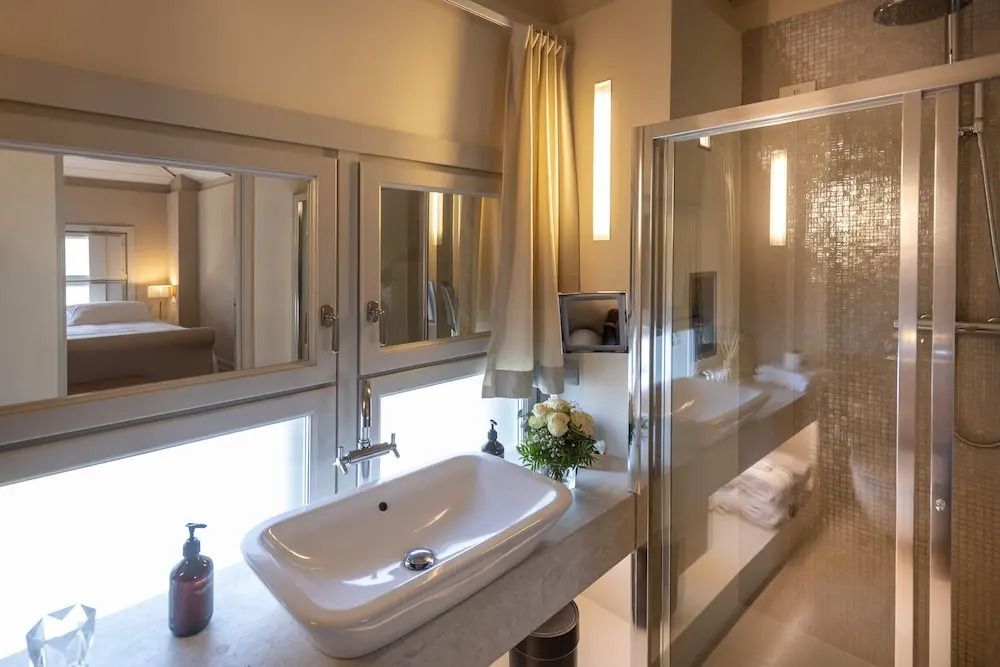 Elegantes Badezimmer mit großem Spiegel und Waschbecken