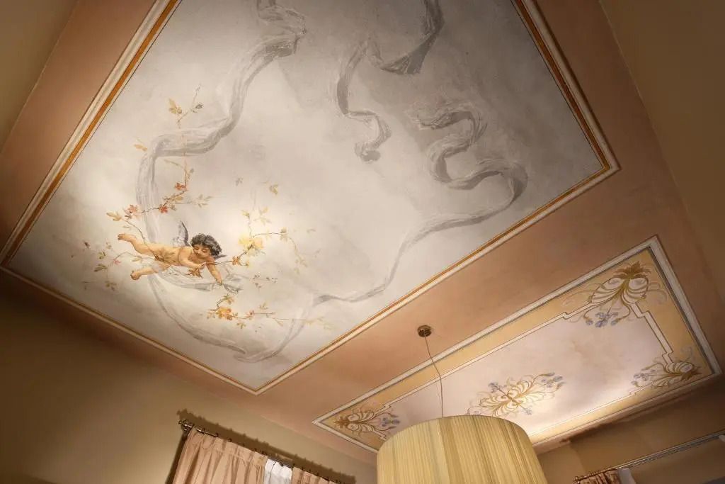 Aufwändig bemalte Decke mit Engelmotiv in einem eleganten Raum