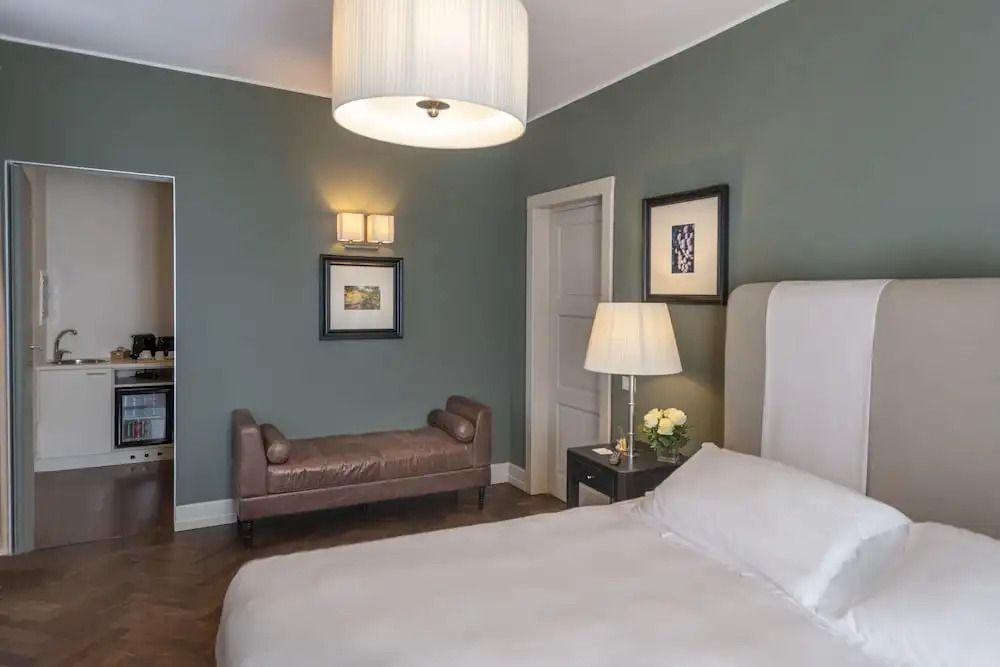 Modernes Hotelzimmer mit grauen Wänden und stilvoller Beleuchtung.
