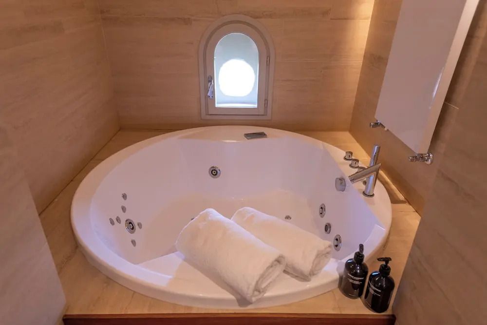 Luxuriöser Whirlpool mit Handtüchern in einer stilvollen Nische.