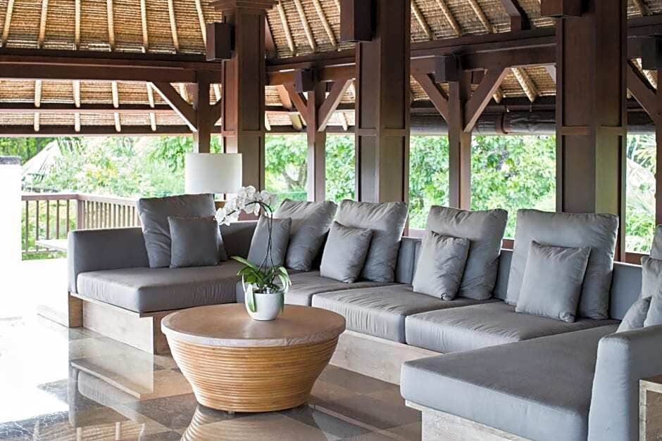 Lounge-Bereich mit bequemen Sofas und exotischem Tropendach