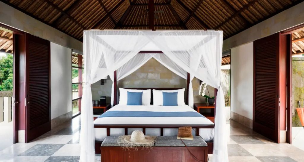 Geräumiges Himmelbett in Suite mit moderner und natürlicher Inneneinrichtung.