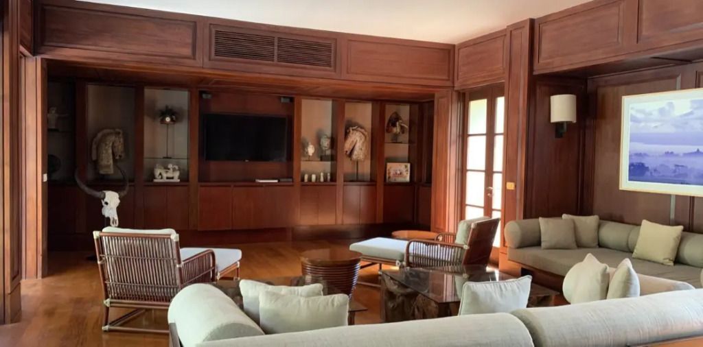 Wohnzimmer der Villa mit Holzmöbeln und Flachbildfernseher