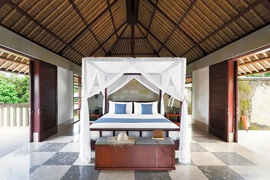 Hauptschlafzimmer mit Baldachinbett und exotischem Dekor