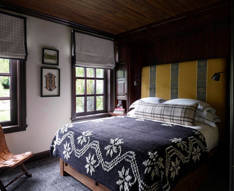Gemütliches Standardzimmer mit traditionellem Holzinterieur und dekorativer Bettwäsche