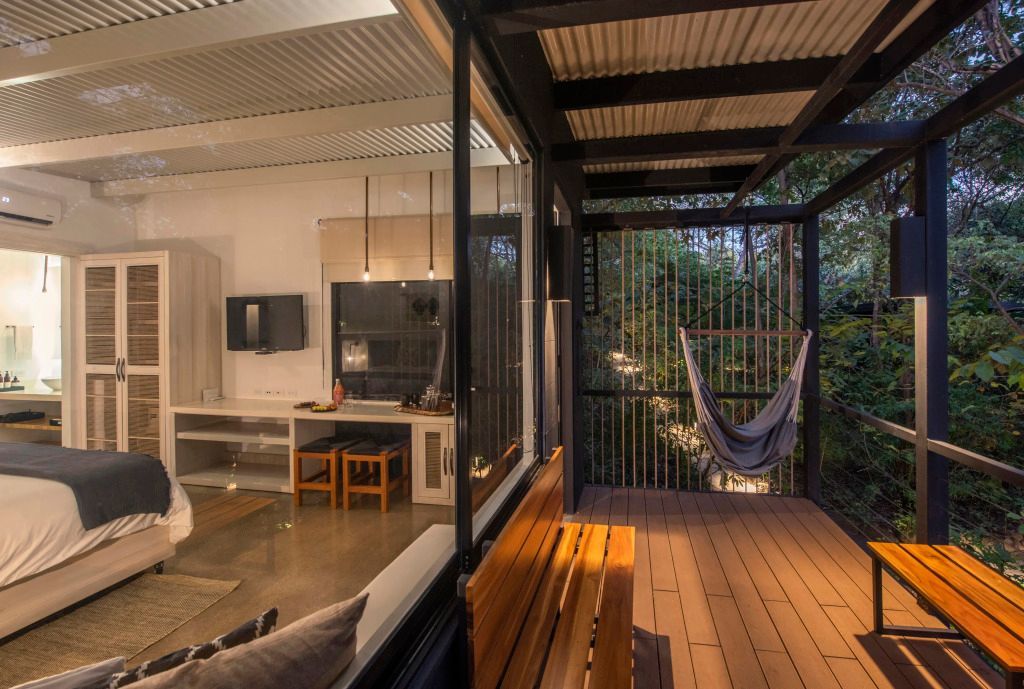 Gemütlicher Balkon mit Hängematte im Dschungelambiente