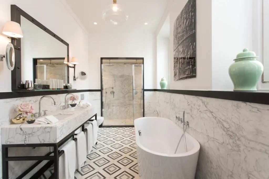 Luxuriöses Badezimmer mit freistehender Badewanne und Marmordetails