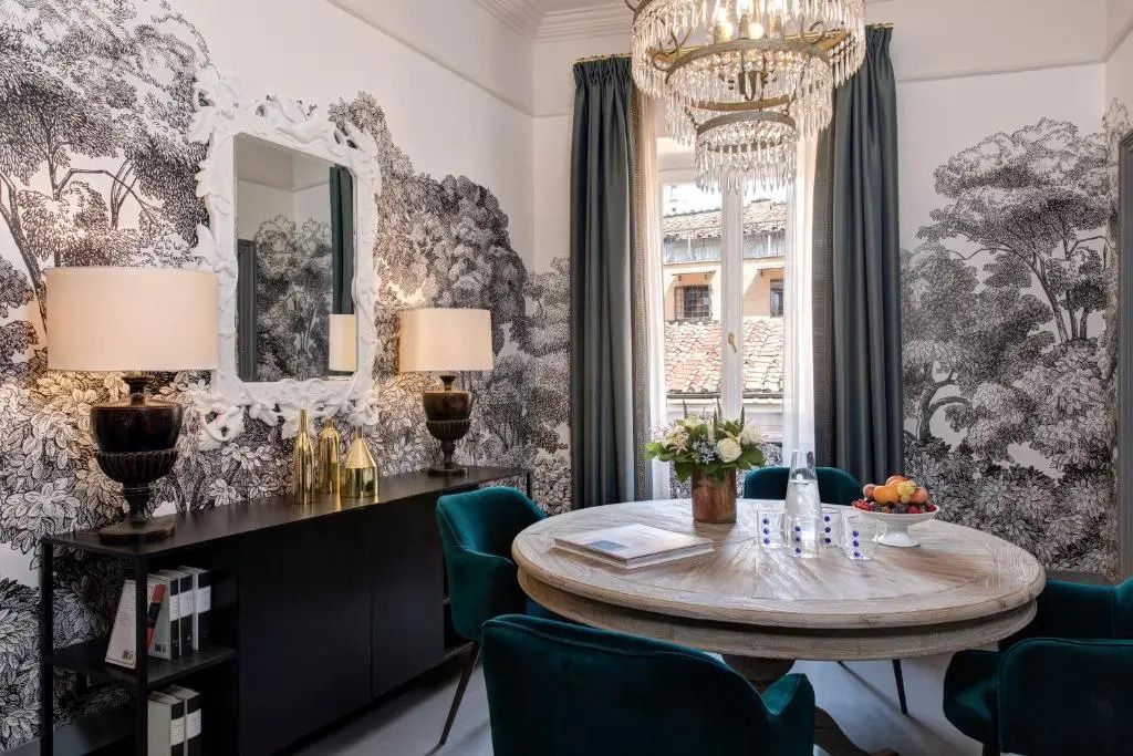 Elegantes Esszimmer mit dekorativen Tapeten und kristallinem Kronleuchter