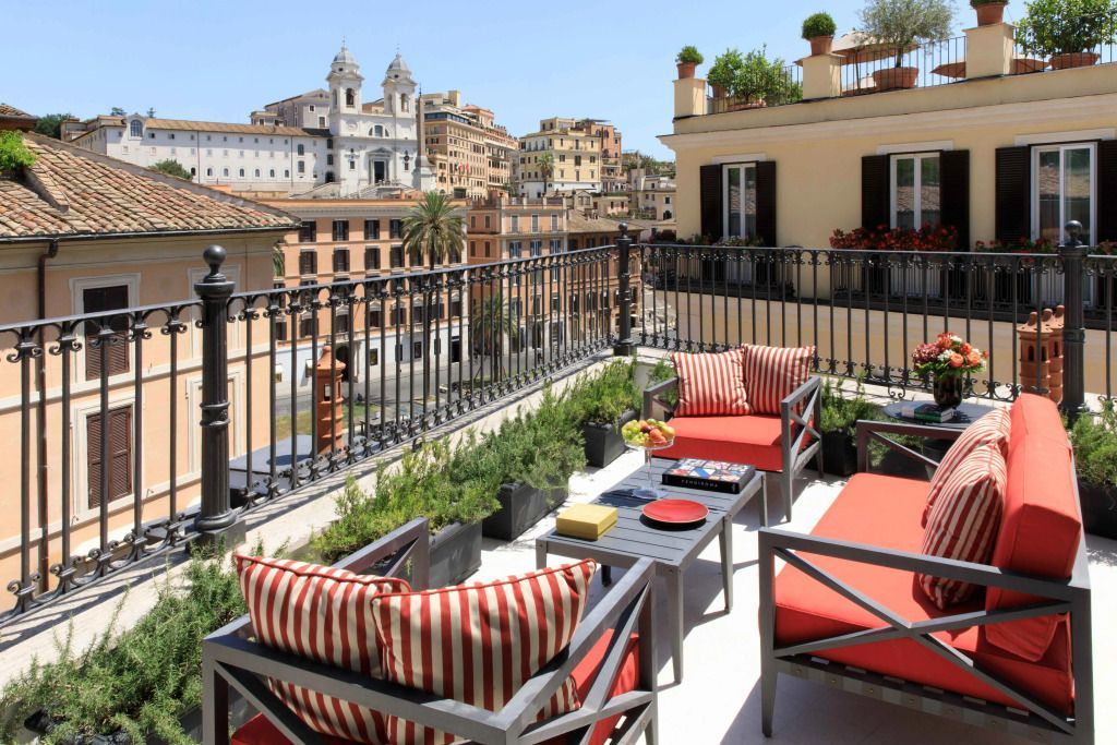 Terrasse mit Sitzmöbeln und Blick über die Dächer von Rom