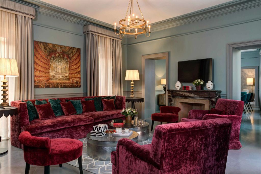 Wohnzimmer mit samtigen Möbeln und geschmackvoller Inneneinrichtung