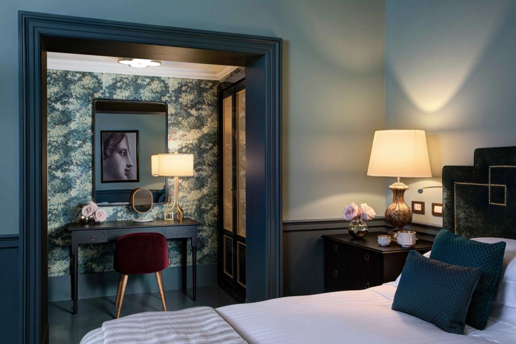 Schlafbereich mit gemütlichem Bett und eleganter Beleuchtung