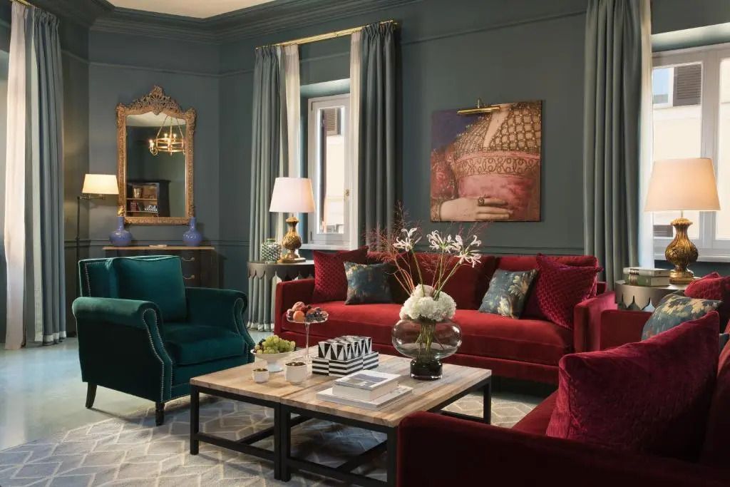 Elegantes Wohnzimmer mit luxuriösem Sofa und kunstvollem Dekor