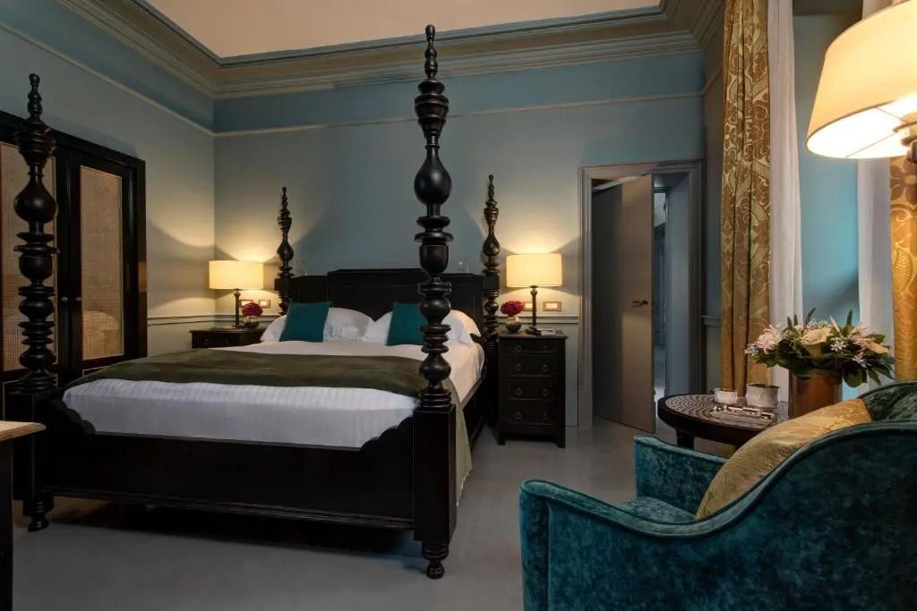 Elegantes Schlafzimmer mit Himmelbett und stilvoller Einrichtung