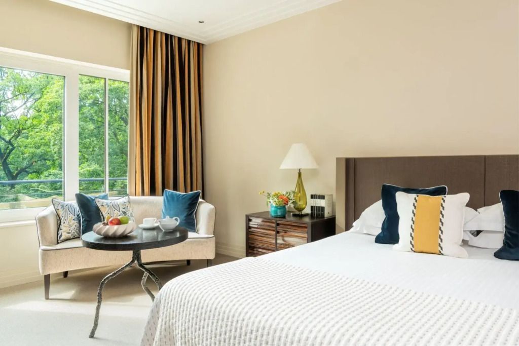 Deluxe Doppelzimmer mit gemütlicher Sitzecke und Parkblick