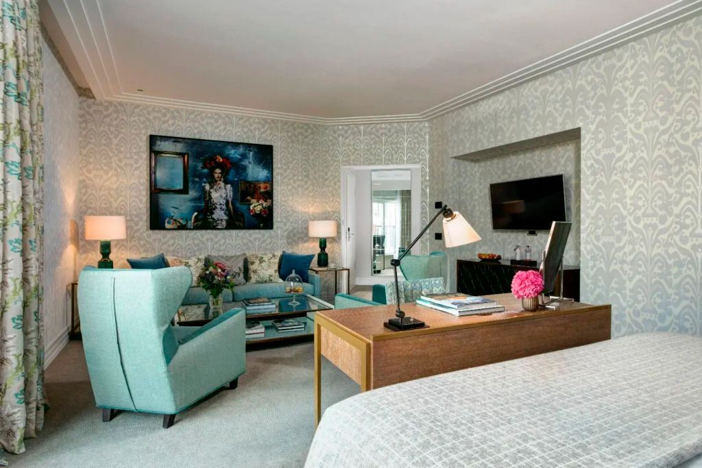 Stilvolle Junior-Suite mit luxuriösem Doppelbett und eleganter Sitzecke.