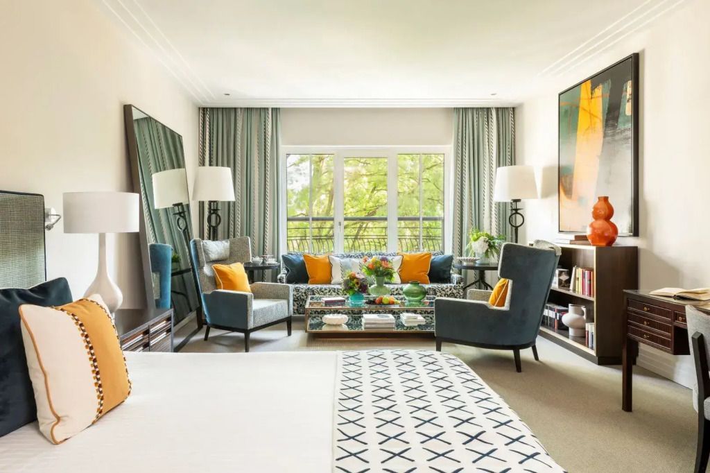 Luxuriöse Suite mit Panoramafenster Sitzbereich und moderner Dekoration