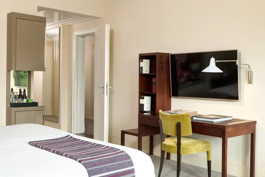 Moderner Schreibtisch mit Fernseher im Familienzimmer des Hotels