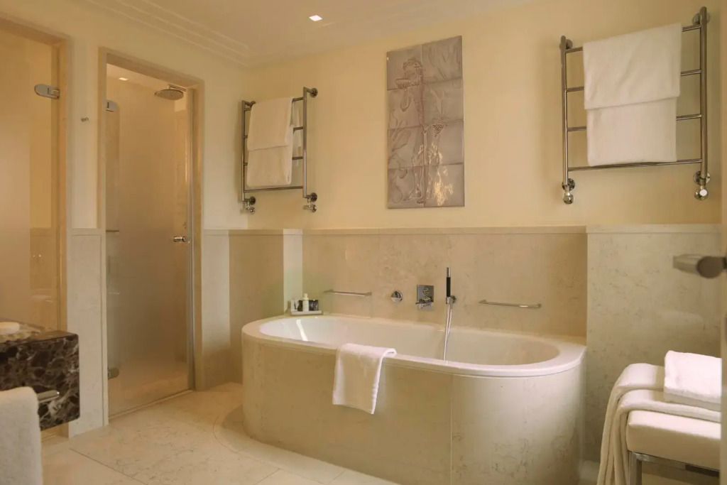 Luxuriöses Badezimmer mit freistehender Badewanne und moderner Ausstattung