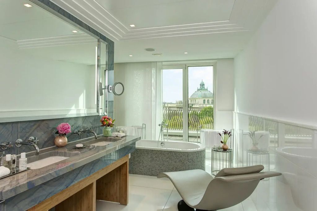Modernes Badezimmer mit Badewanne und Blick auf die Stadt