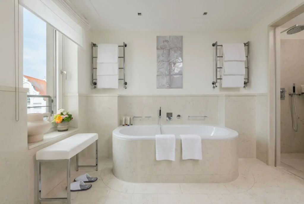 Modernes Badezimmer mit großer Badewanne und hellem Dekor.