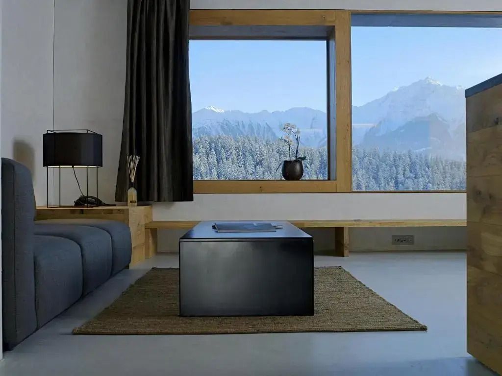 Wohnbereich mit großem Fenster mit Bergblick, moderner Ausstattung