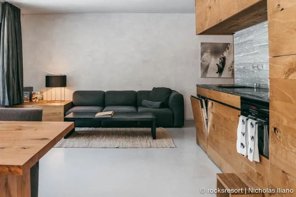 Moderne Wohnküche mit gemütlicher Sitzecke und stilvollen Holzelementen