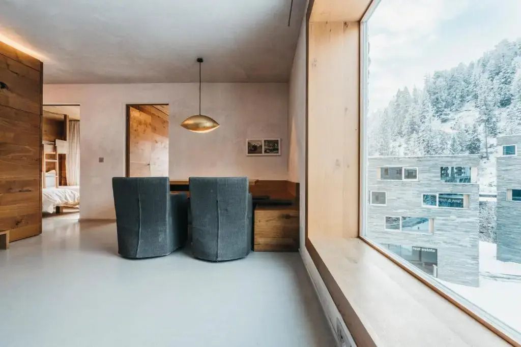 Essbereich mit großem Fenster und Ausblick auf verschneite Landschaft