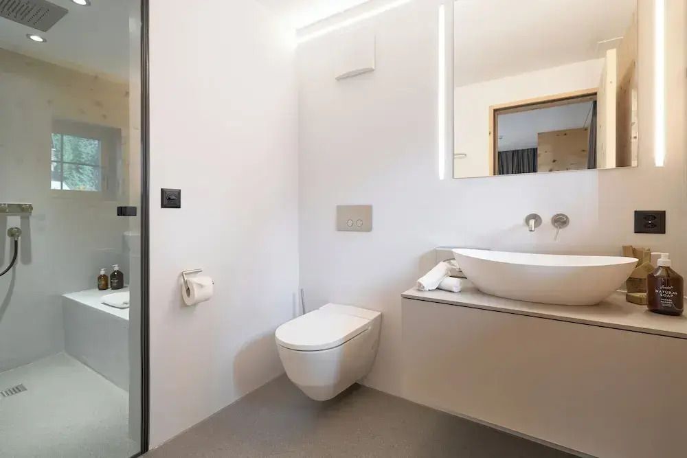 Modernes Bad mit Toilette und Waschbecken in minimalistischem Design