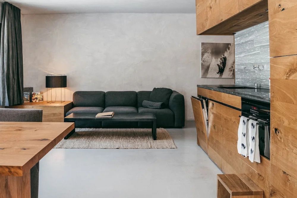 Wohnbereich mit grauem Sofa und Holzmöbeln in modernem Design