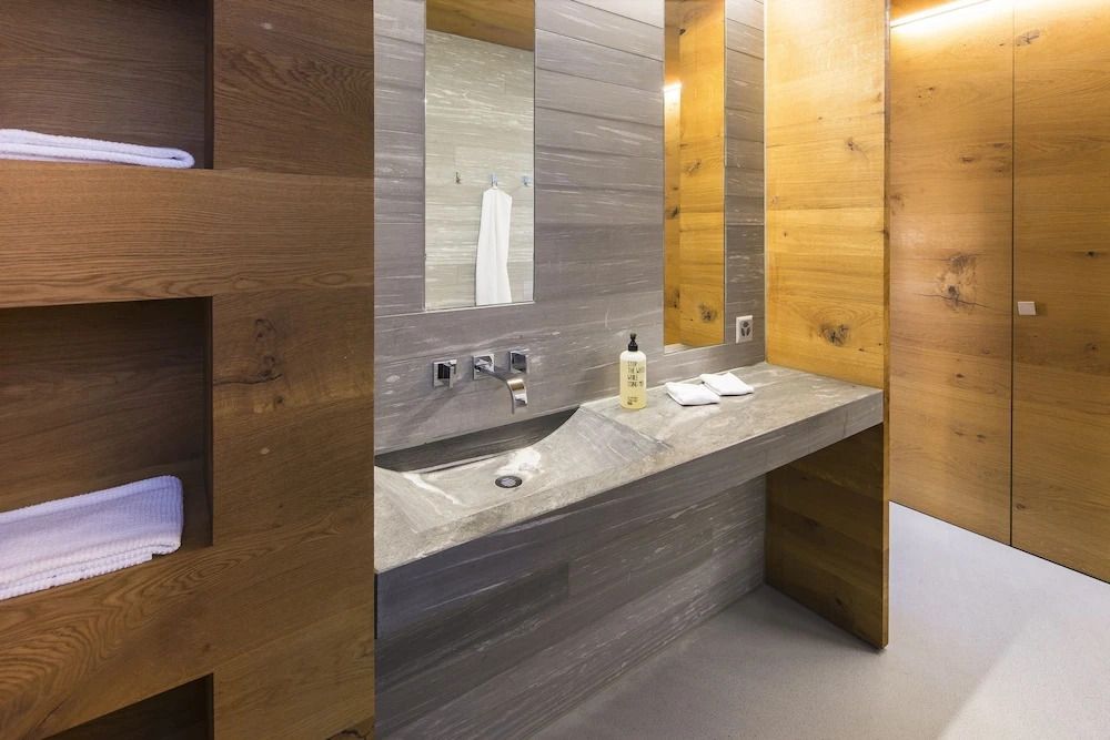 Moderner Waschtisch mit Holzverkleidung im Badezimmer
