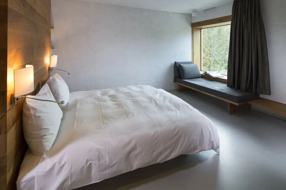 Helles Doppelzimmer mit großem Fenster und Waldsicht