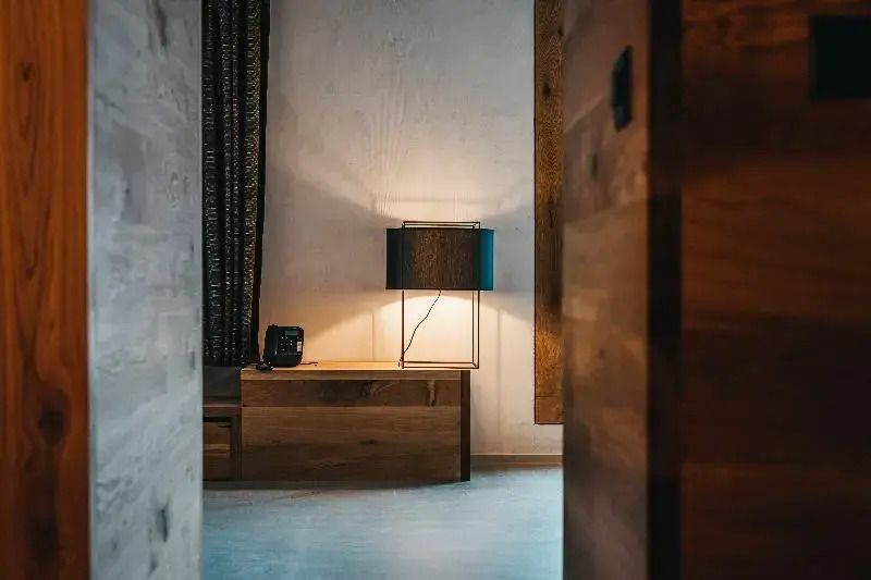Detailansicht einer Ecke mit Tisch und Lampe